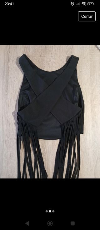 Top negro cruzado con flecos