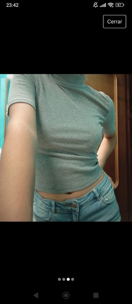 Camiseta gris manga corta y cuello