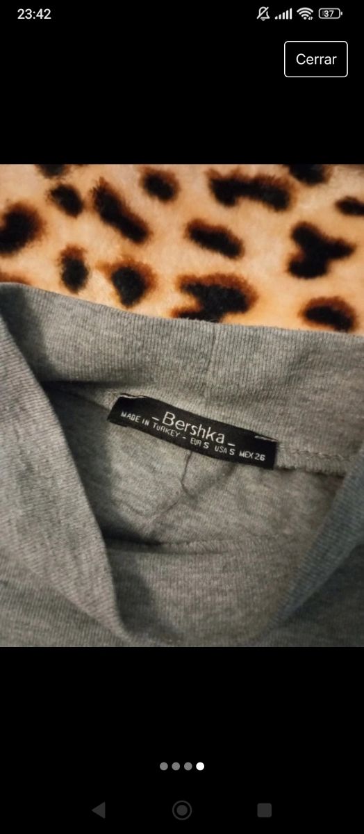 Camiseta gris manga corta y cuello