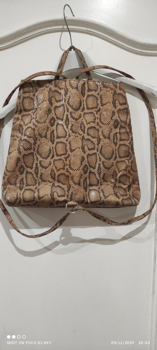 Mochila tipo piel de serpiente