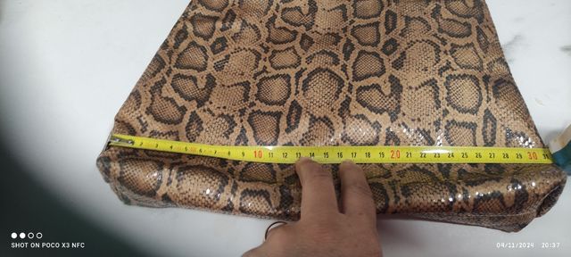 Mochila tipo piel de serpiente