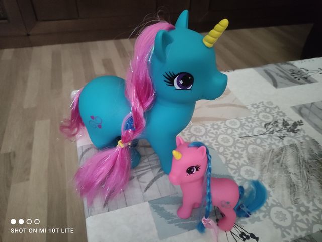 Unicornio mamá y su hija Tiranosaurio robo alive