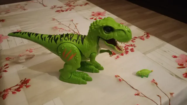 Unicornio mamá y su hija Tiranosaurio robo alive