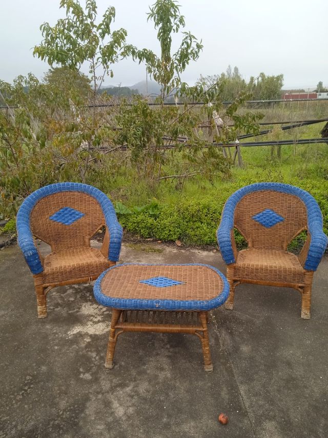 Sillas y mesa de mimbre