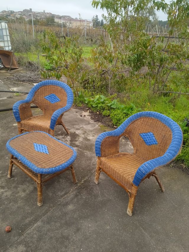 Sillas y mesa de mimbre