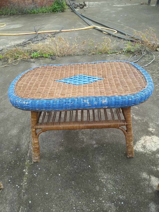 Sillas y mesa de mimbre