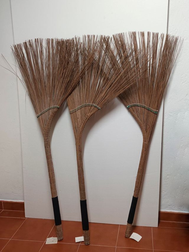 3 Escobas decoración
