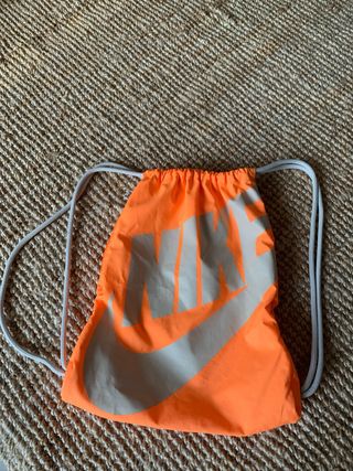 Mochila Nike. Naranja y gris
