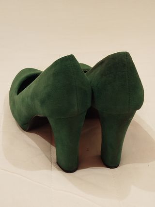 Zapato tacón mujer color verde musgo.