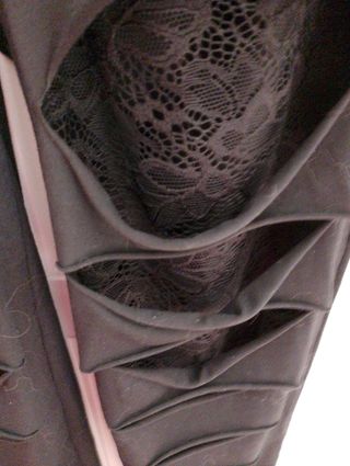 Leggins neri con tagli e inserti in pizzo