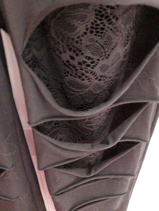 Leggins neri con tagli e inserti in pizzo