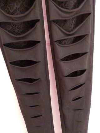 Leggins neri con tagli e inserti in pizzo