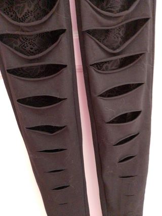 Leggins neri con tagli e inserti in pizzo
