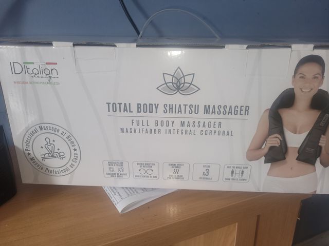 Masajeador de cuello y cuerpo cón rodillos eléctri