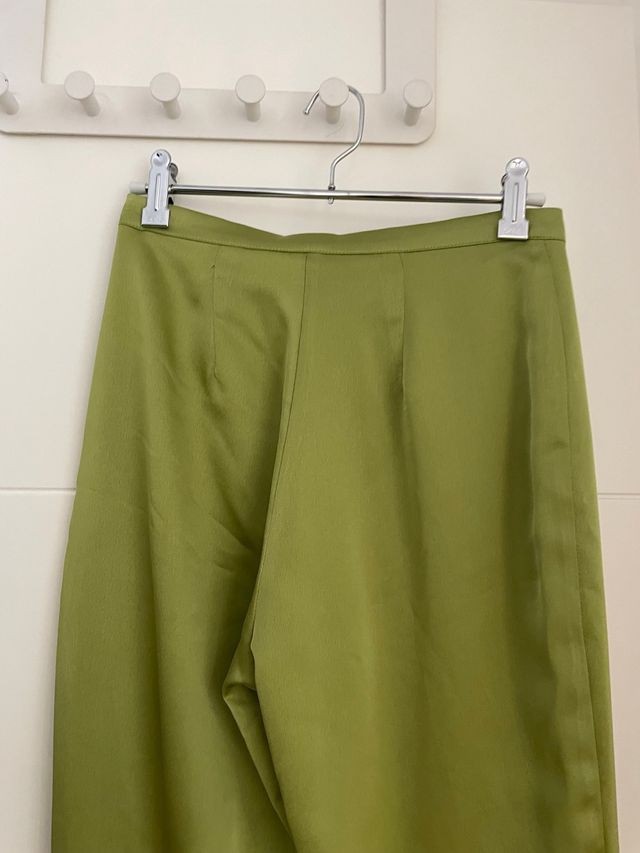 Pantalón verde satinado de Bimani nuevo