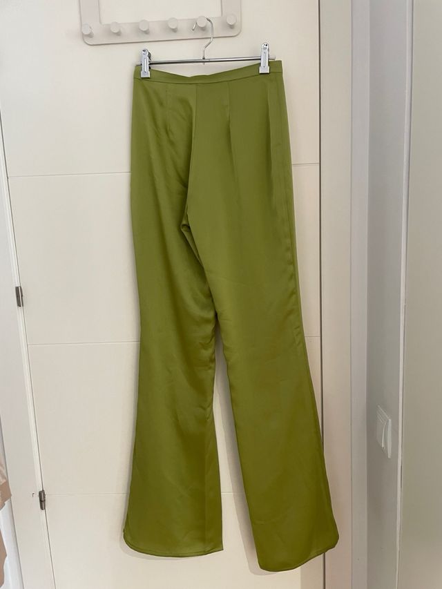 Pantalón verde satinado de Bimani nuevo