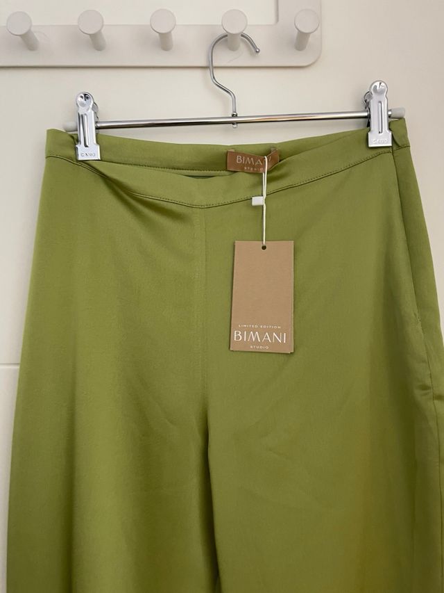 Pantalón verde satinado de Bimani nuevo