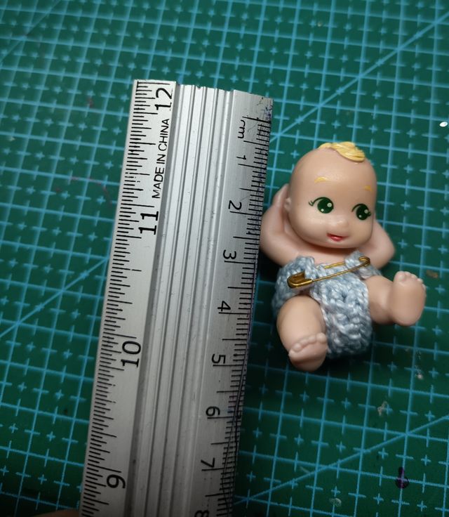 Bebé miniatura y complementos azul