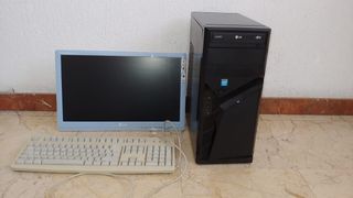 Ordenador sobre mesa
