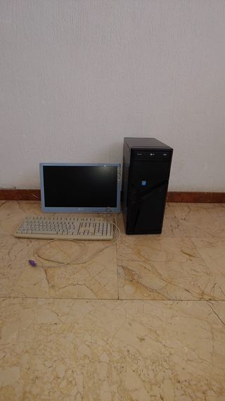 Ordenador sobre mesa