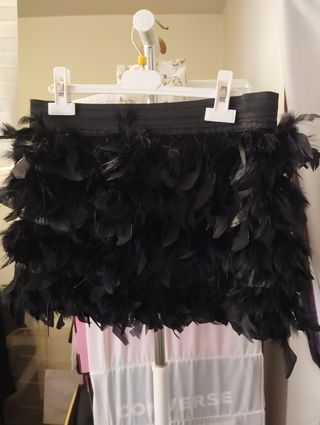 Minifalda con plumas 
