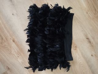 Minifalda con plumas 