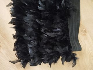 Minifalda con plumas 