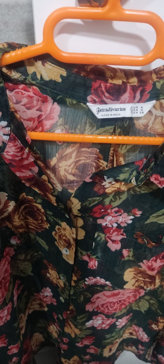 Camisa flores. Talla M
