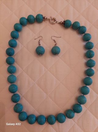 Collana e orecchini con pietre