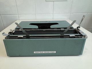 Máquina escribir Olivetti mod. Pluma 22, 1952