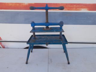 Antigua prensa de hierro