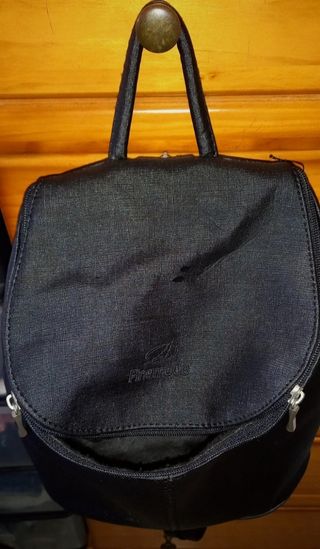 Mochila negra de mujer.