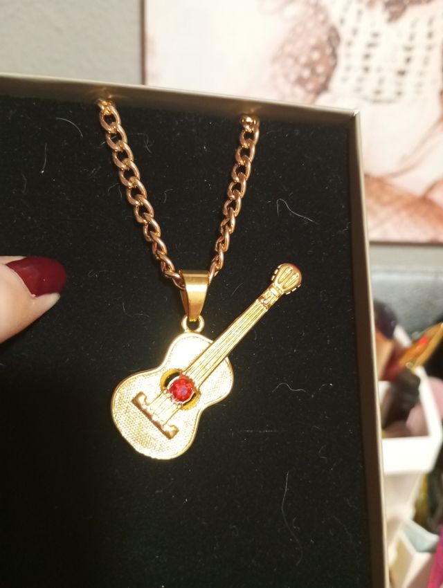 Cadena y guitarra.