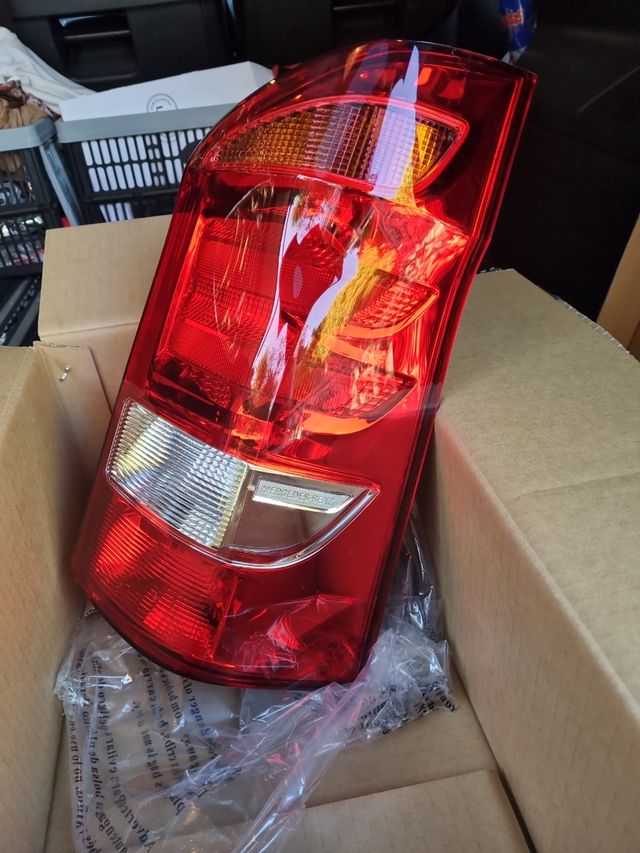 Piloto trasero derecho mercedes V220