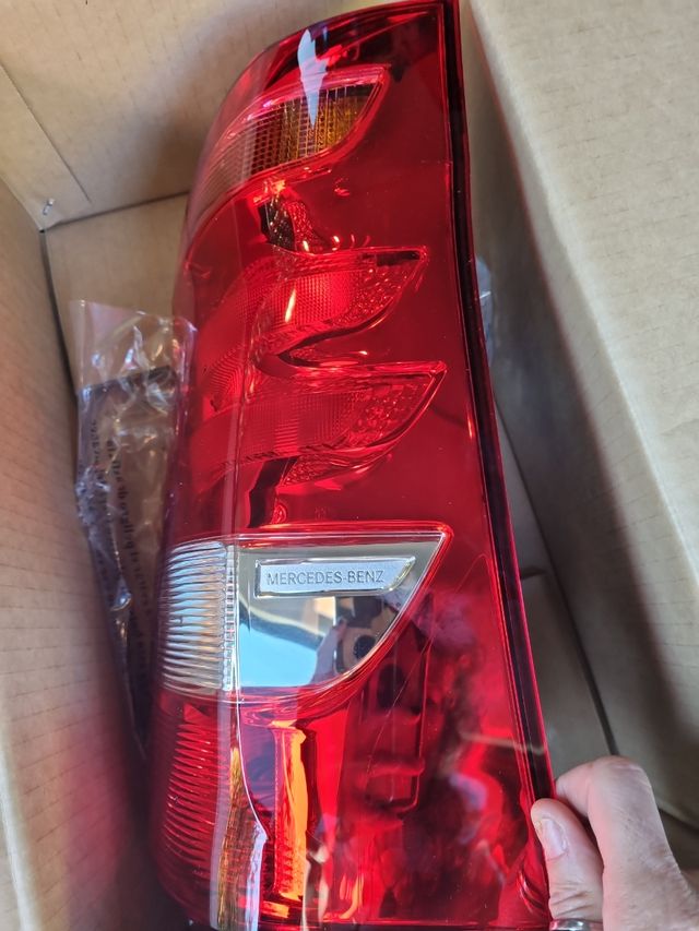 Piloto trasero derecho mercedes V220