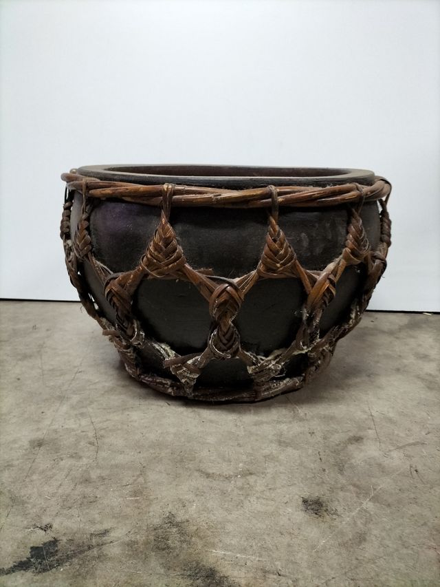 Antigua Gran Jardinera en Ceramica Negra Mimbre