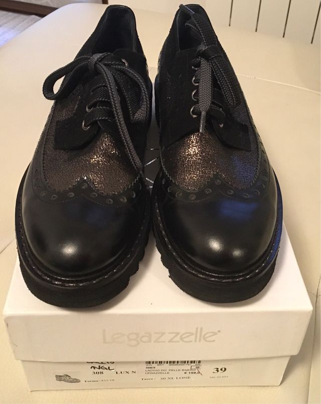 Scarpe nuove in pelle