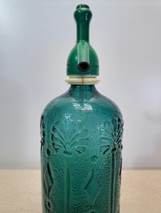 Sifón antiguo con grifo de plomo.