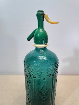 Sifón antiguo con grifo de plomo.