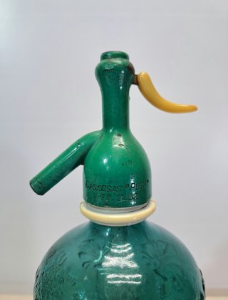 Sifón antiguo con grifo de plomo.