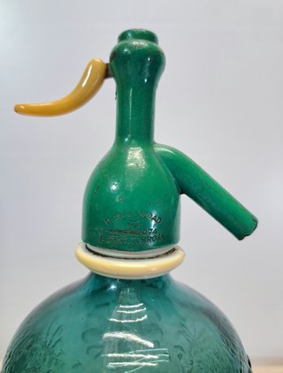 Sifón antiguo con grifo de plomo.