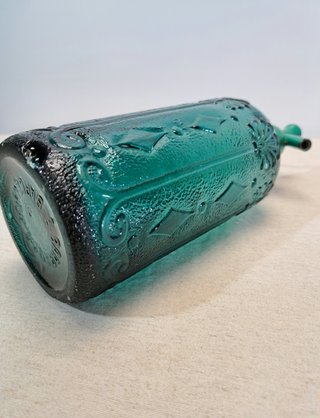 Sifón antiguo con grifo de plomo.