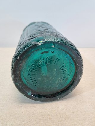 Sifón antiguo con grifo de plomo.