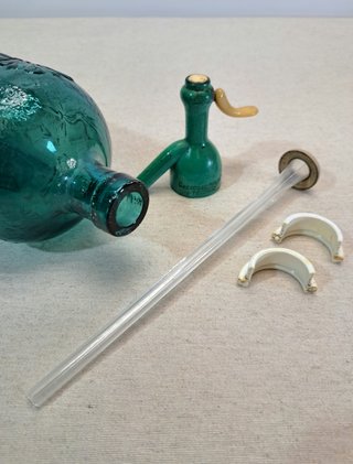 Sifón antiguo con grifo de plomo.
