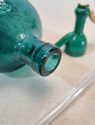 Sifón antiguo con grifo de plomo.