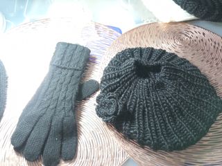 Boina negra de punto crochet y guantes nuevos M