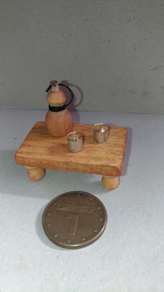 Botella y vasos en miniatura