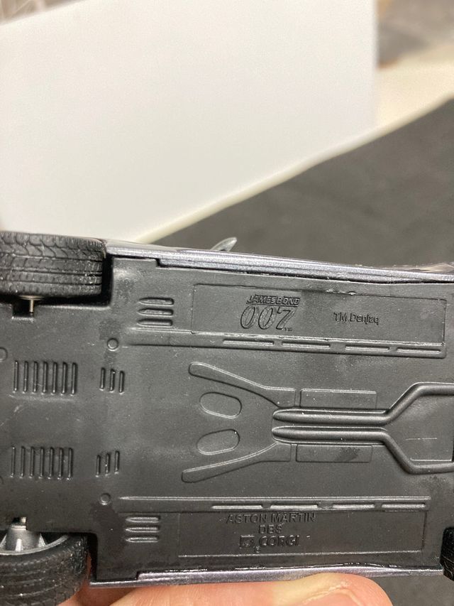 1/43 Aston Martin DB9 James Bond