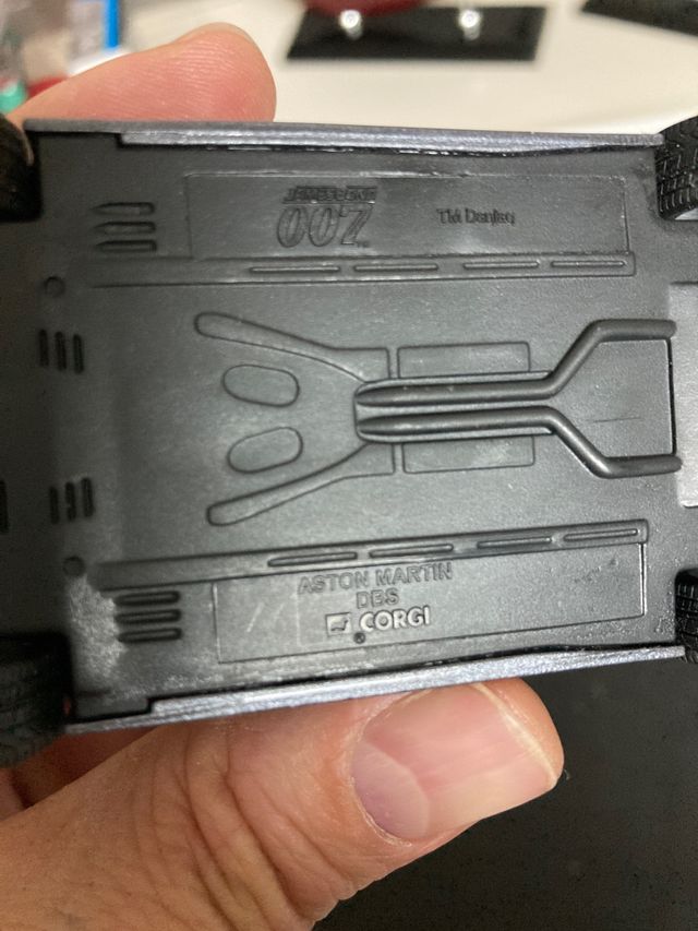 1/43 Aston Martin DB9 James Bond