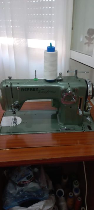 Maquina de coser Refrey 427 con mueble